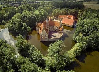 Вишеринг: старый рыцарский замок на воде