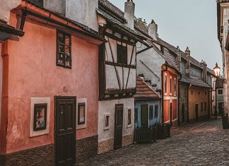 Злата улочка: легендарный, старинный и знаменитый символ Праги